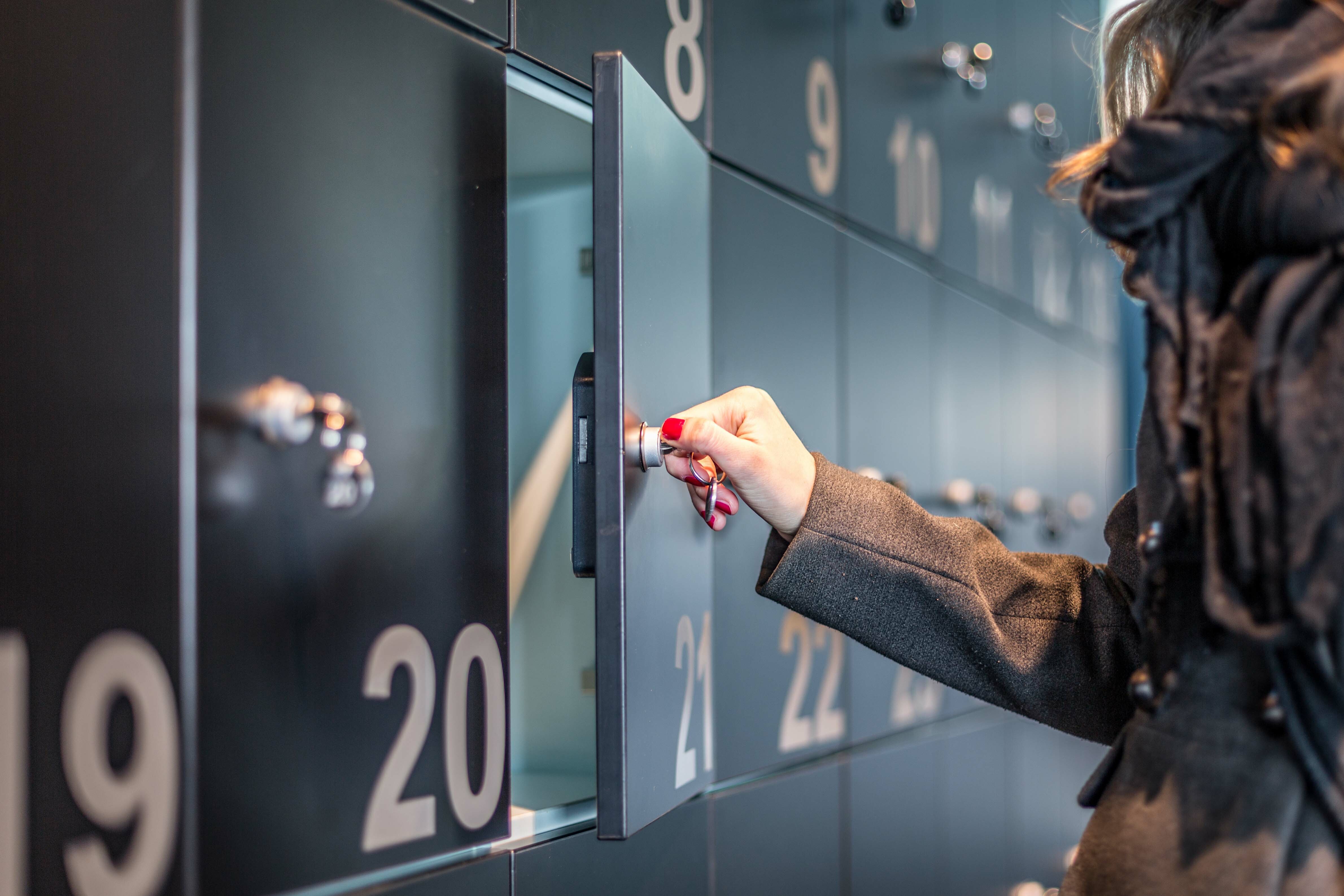 Zwarte kleine lockers hand Zwarte kleine lockers hand