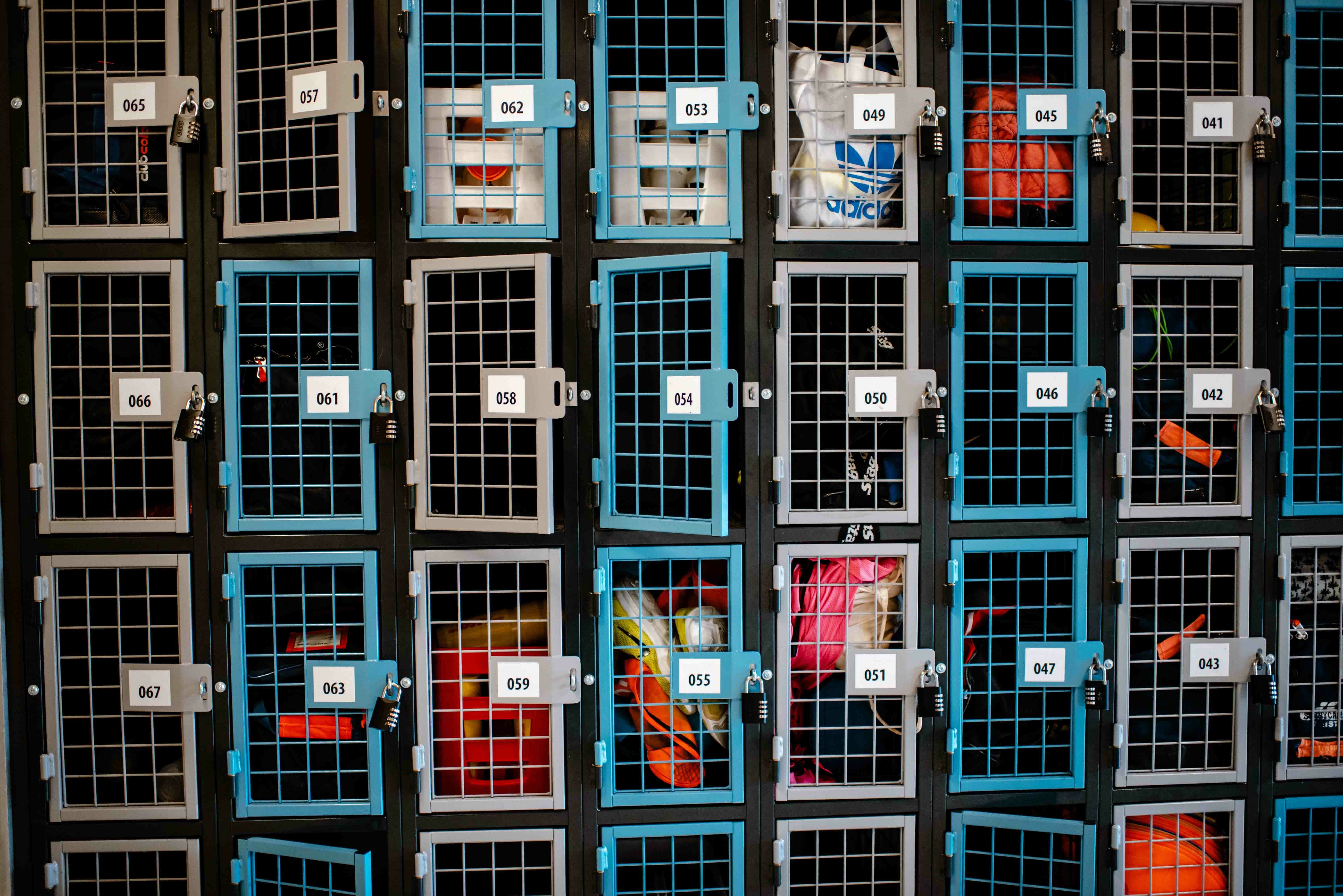 Lockers voor het opbergen van hockeyspullen