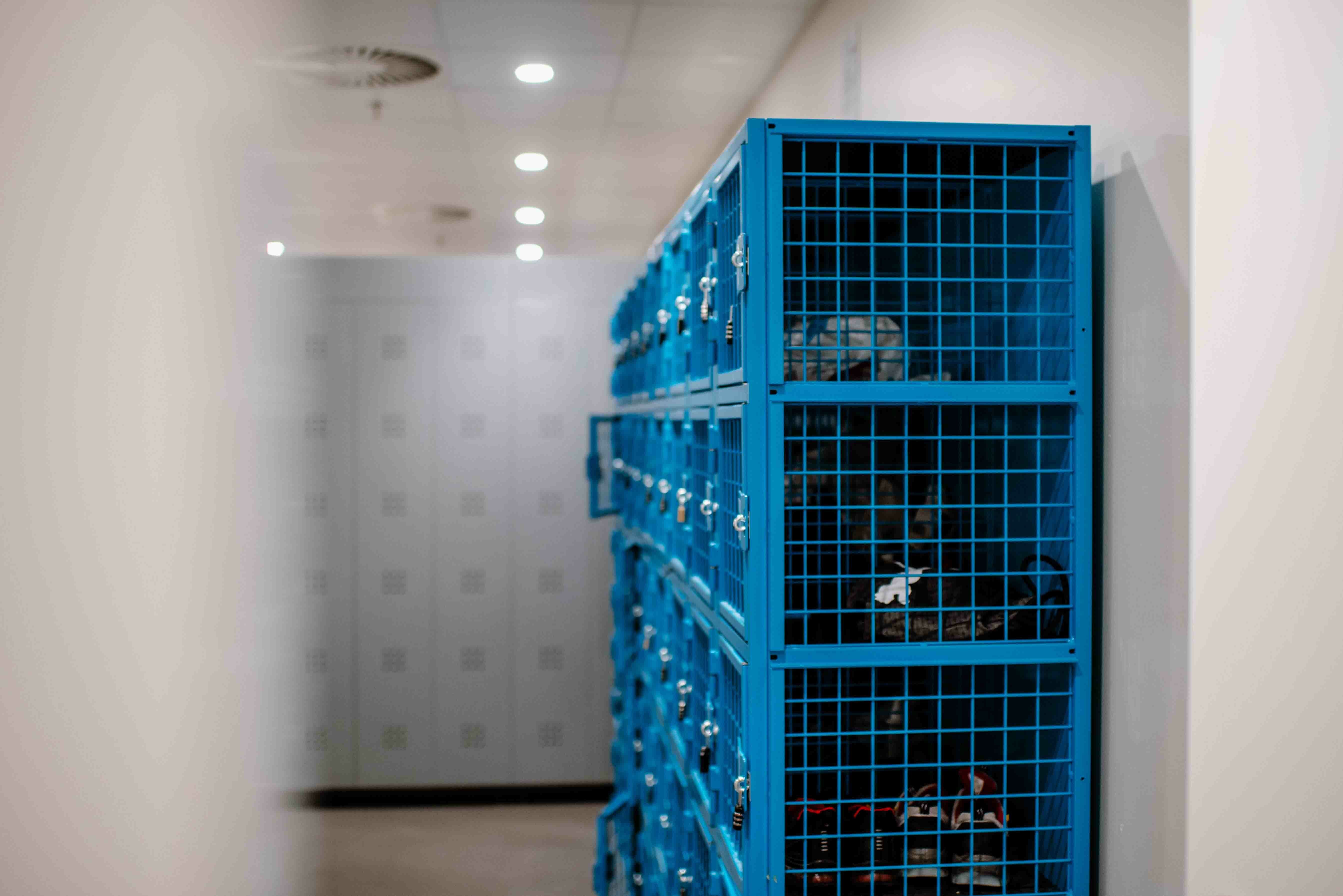 Gaaslockers personeel van distributiecentrum Hoogvliet