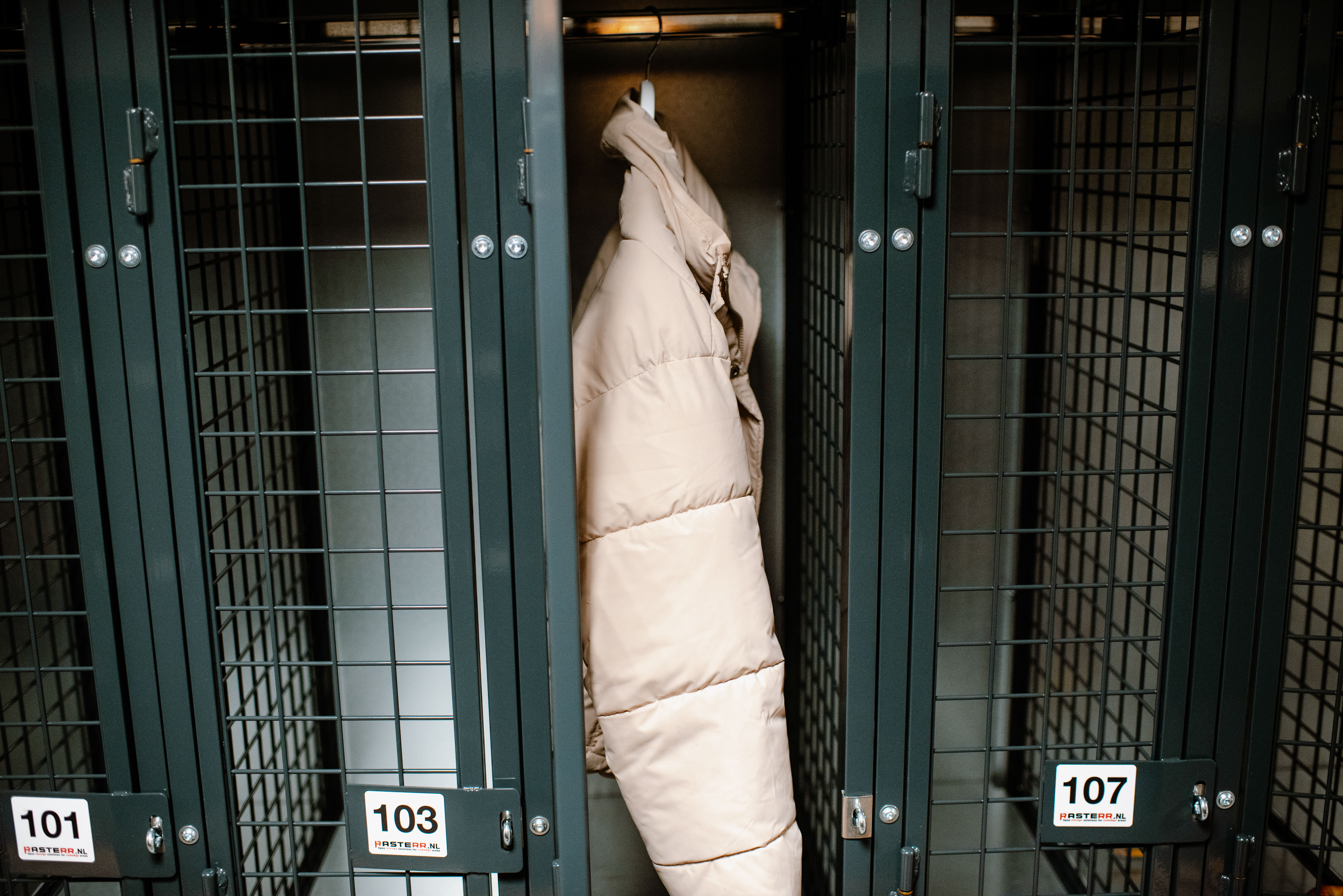 Opbergen jassen in gaaslocker van RASTERR hangstang