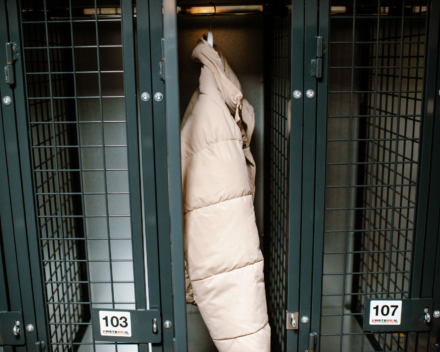 Opbergen jassen in gaaslocker van RASTERR hangstang