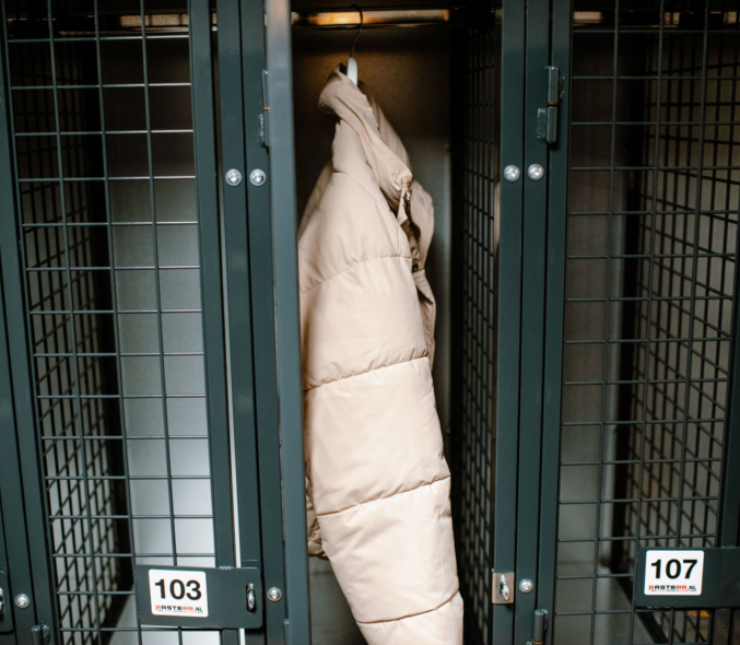 Opbergen jassen in gaaslocker van RASTERR hangstang